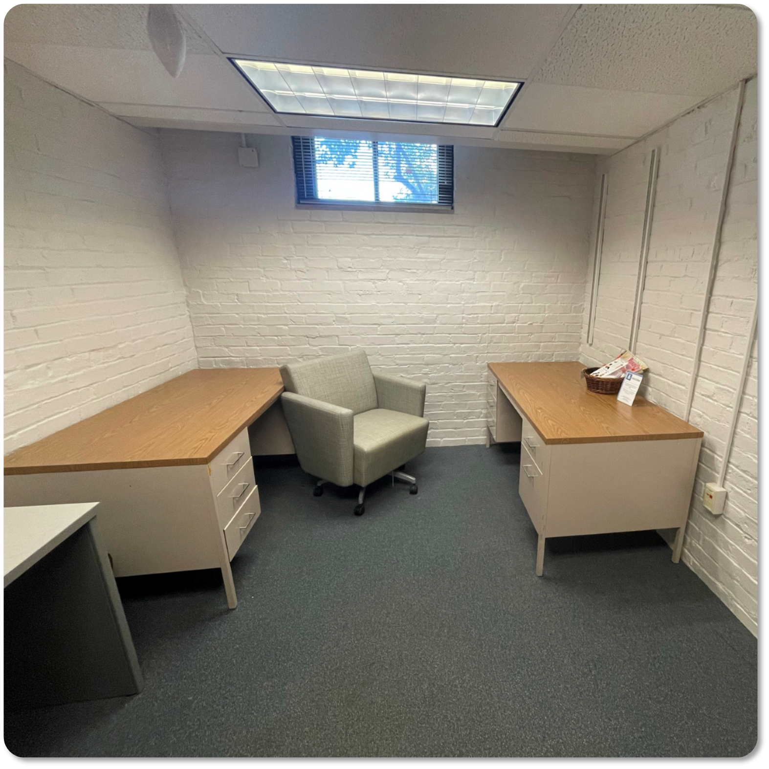 2 Desks on either side of a chair