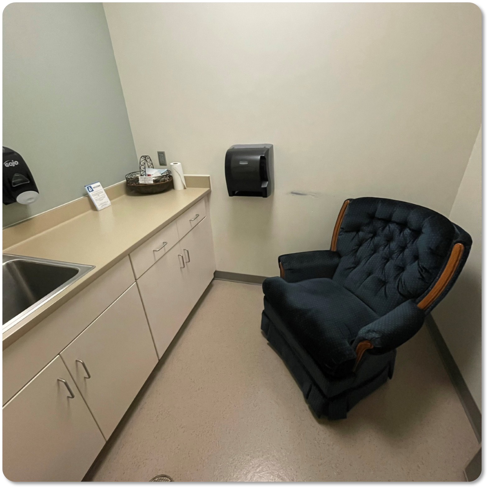 Chair and sink in Lloyd